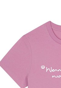 Roze katoenen T-shirt met korte mouwen, ronde halslijn en een witte tekstgraphic met een unieke lettertype op de voorkant. Soepele textuur.