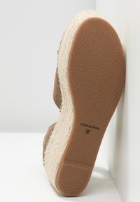 Chaussure espadrille compensée avec semelle extérieure en caoutchouc marron texturée, semelle intermédiaire en jute tressée et dessus en daim, taille 37, fabriquée en Espagne.
