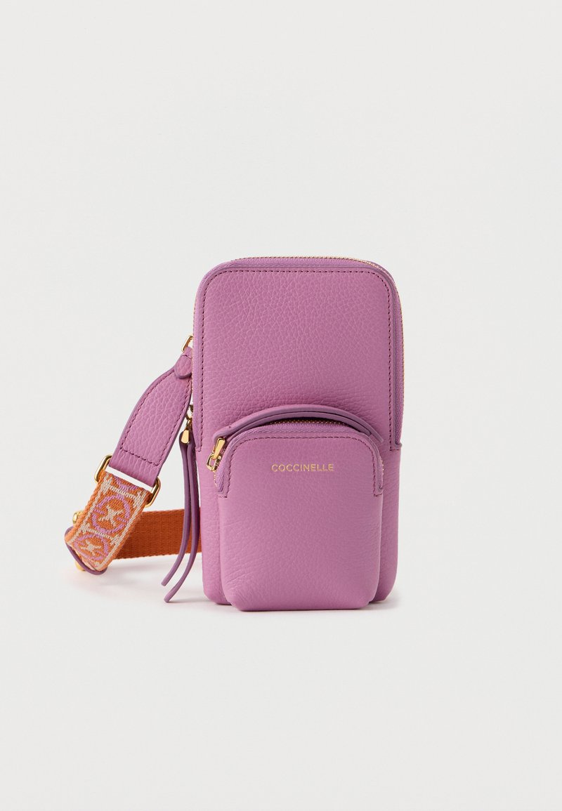 Mala tiracolo para telemóvel em couro roxo com ferragens douradas, apresentando um pequeno bolso frontal e uma alça ajustável com padrão. Acabamento texturizado.