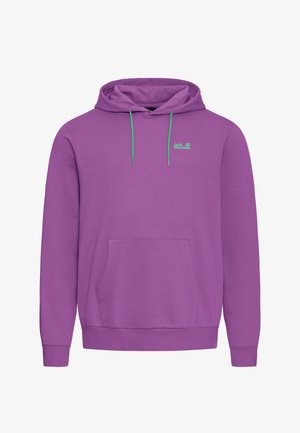 Sweat à capuche violet avec cordons de serrage verts et petit logo "Jack Wolfskin" vert sur la poitrine, doté d'une poche kangourou à l'avant.
