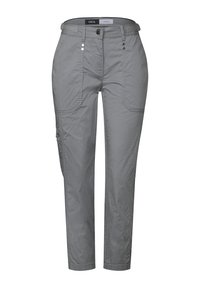 Pantaloni grigi chiari realizzati in tessuto liscio con una vestibilità su misura. Presentano una chiusura con bottone e zip, tasche laterali e dettagli decorativi in metallo.