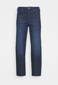 Tmavě modré džíny rovného střihu s předními kapsami, páskovými smyčkami a zapínáním na knoflík, s malým logem značky na pásku.