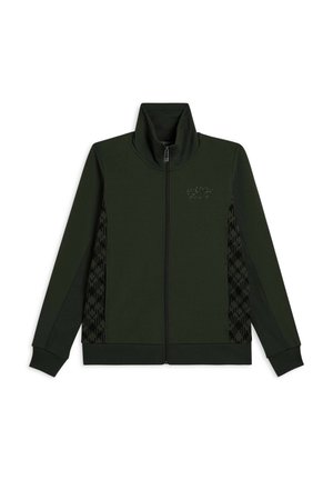 Chaqueta verde oscuro con cremallera y cuello alto, paneles laterales negros con estampado y logo sutil en el pecho izquierdo.