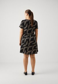Vero Moda Curve VMCEASY DRESS - Vardagsklänning - black