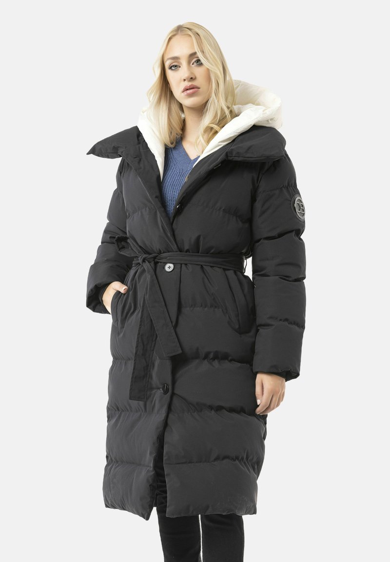 Schwarzer Steppmantel mit tailliertem Gürtel, Kapuze und cremefarbenem Innenfutter, Knopfleiste und gesteppter Textur. Geeignet für den Winter.