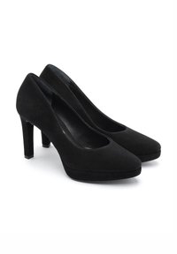 Czarne zamszowe buty na wysokim obcasie z ostro zakończonym noskiem i zaokrągloną wyciętą konstrukcją. Obcasy są masywne, co zapewnia stabilność i wsparcie.