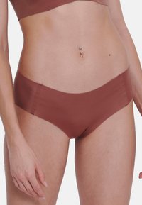 Bordeaux hipster slips van soepel materiaal, met een eenvoudig, naadloos ontwerp, een gematigde taillehoogte en subtiele stikdetails.