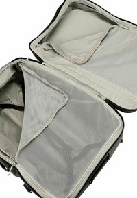 Valigia leggera in tessuto grigio con tasche in rete, doppie cerniere e un ampio scomparto per una sistemazione ordinata. L'interno presenta una texture liscia.