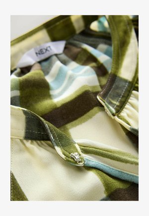 Groen en blauw ruitenstof overhemd met een gladde textuur. Voorzien van een afgeronde kraag en een zilveren sluiting. Het label vermeldt "NEXT".