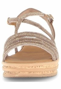 Riemchen-Wedgesandale mit einer strukturierten, schimmernden Oberseite in Beige- und Metallictönen. Die Sohle ist klobig und zeigt ein schichtweise Jute-Design.