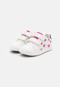 Geox DISNEY CLASSIC GIRL - Baskets basses - white/fluo fuchsia