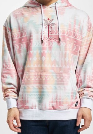 Kapuze mit pastellrosa, pfirsichfarbenen und hellblauen geometrischen Mustern, Palmbaumslogo, Fronttasche und weißen Kordeln an der Kapuze.