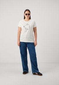 ONLY Carmakoma CARCILLE LADY - Apdrukāts T-krekls - cloud dancer