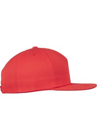 Rode baseballpet met een vlakke rand. Gemaakt van effen stof, met een constructie van zes panelen en een knoopdetail bovenop.