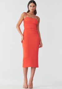 Figurbetontes Midi-Kleid in leuchtendem Orange. Mit dünnen verstellbaren Trägern, Raffung und einem glatten, strukturierten Stoff.