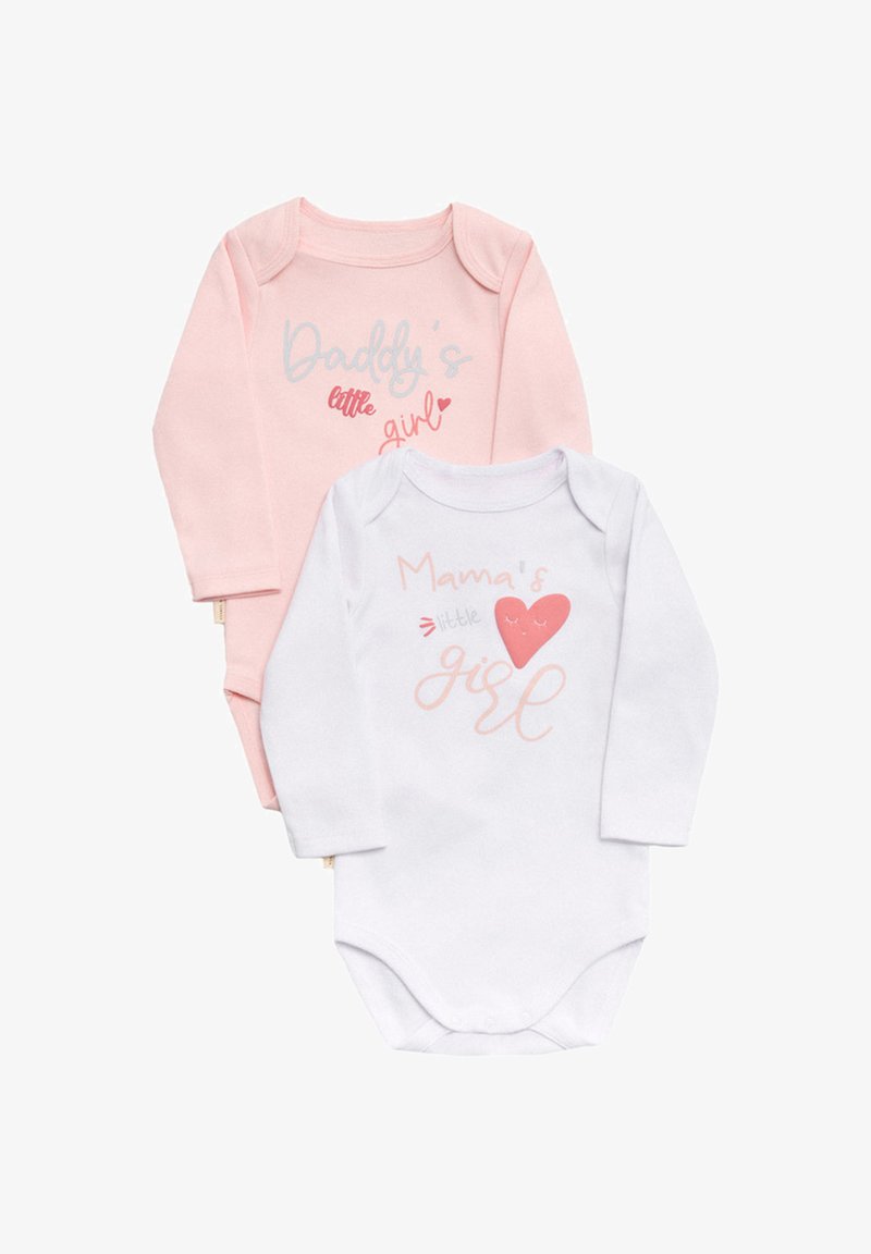 Dos bodies de manga larga: uno rosa con el texto "La niña de papá", el otro blanco con "La niña de mamá" y un gráfico de corazón. Material de algodón suave.