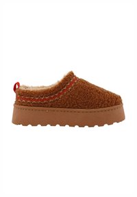 Bruine shearling instappers met een gestructureerde bovenkant, rode accentstiksels en een dikke beige rubberen zool met een geprofileerde loop.
