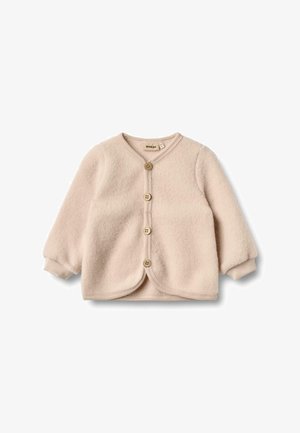 Bež flis kardigan z zaobljenim robom, tremi lesenimi gumbi in rebrastimi manšetami. Mehka tekstura, dolgi rokavi in preprost dizajn.