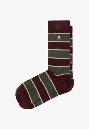 Calcetines a rayas marrón oscuro y verde con líneas blancas finas y una pequeña calavera y huesos cruzados blancos cerca del puño superior.