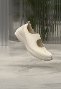 Επιλέχθηκε, off white