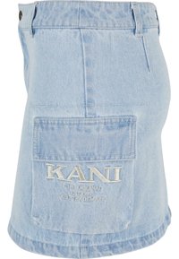 Hellblauem Jeansrock mit einer Seitenasche und dem gestickten KANI-Logo auf der Rückseite. Verfügt über einen geraden Schnitt und einen leicht ausgefransten Saum.