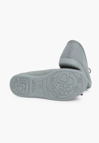 Scarpe in tessuto grigio con punta arrotondata, dotate di una suola in gomma testurizzata che presenta motivi floreali e a forma di cuore, e un dettaglio in pizzo nella parte posteriore.