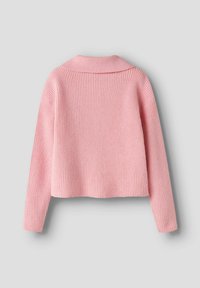 Maglione rosa a coste con collo con rever e maniche lunghe. Il design è corto e presenta un tessuto testurizzato.
