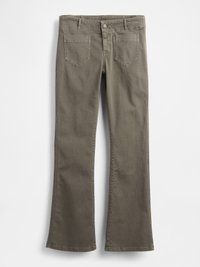 Jean flare gris avec une légère texture, comprenant cinq poches, une fermeture à bouton et fermoir, et des bords ourlés.