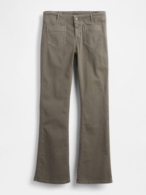 Grå utsvängda jeans med en lätt struktur, som har fem fickor, knapp- och dragkedjestängning, samt fållade kanter.