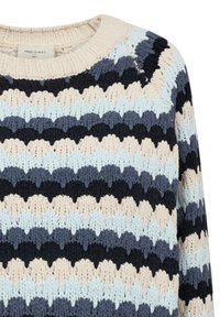 Gebreide trui met een golfpatroon in tinten van marineblauw, lichtblauw en crème. Ribgebreide halslijn; gestructureerde stof voegt diepte toe.