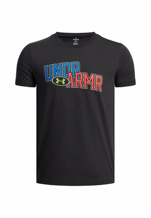 Zwart T-shirt met korte mouwen en een ronde hals, met op de voorkant de opvallende, kleurrijke tekst "UNDER ARMOUR" in blauw, rood en groen.