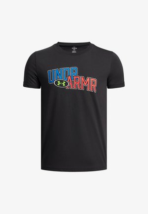 Zwart T-shirt met korte mouwen en een ronde hals, met op de voorkant de opvallende, kleurrijke tekst "UNDER ARMOUR" in blauw, rood en groen.