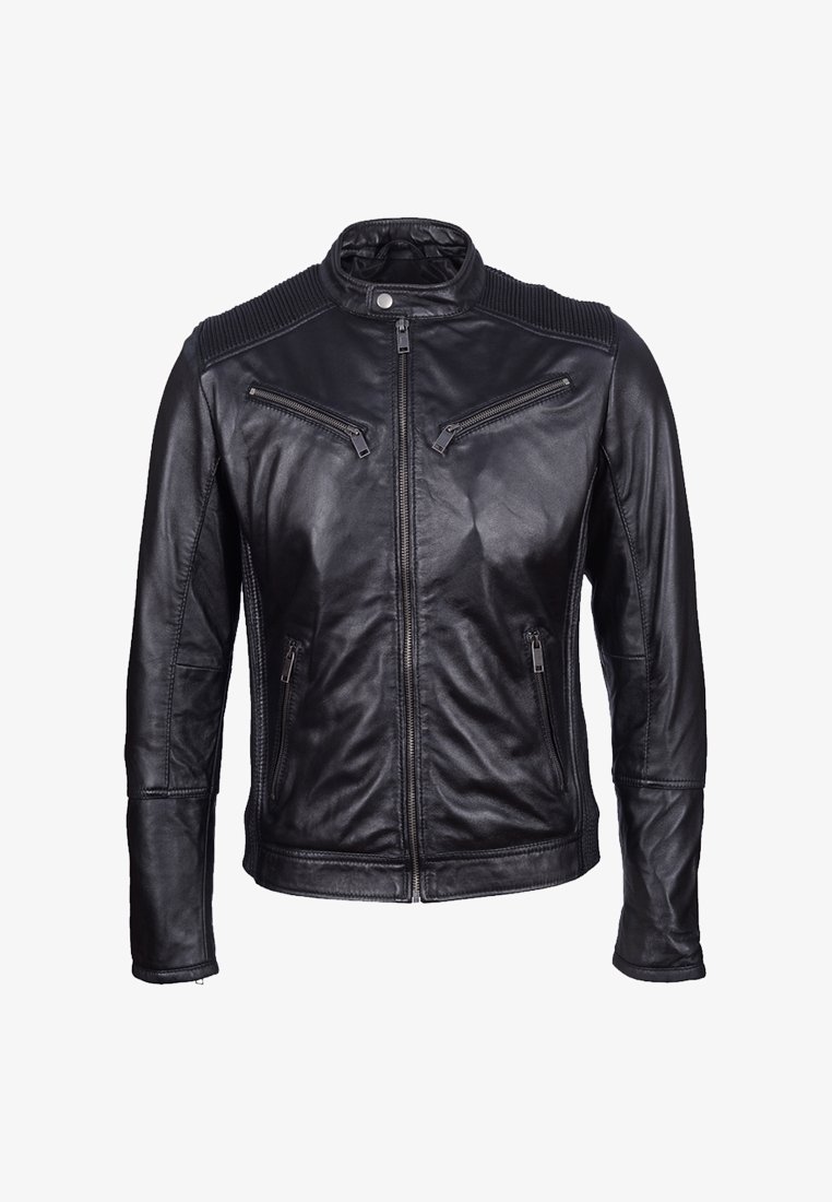 Svart läderjacka med hög krage, dragkedjefickor, ribbade axeldetaljer och en figurnära design. Texturen är slät med en lätt lyster.
