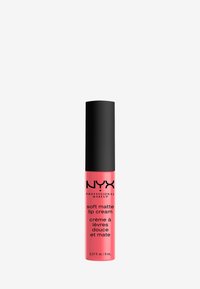 NYX Soft Matte Lip Cream i en genomskinlig tub med svart lock. Formulan ser krämig ut och är i en livlig rosa nyans.
