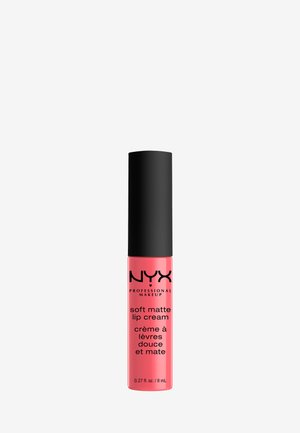 NYX Soft Matte Lip Cream dans un tube transparent avec un capuchon noir. La formule semble crémeuse et est d'une teinte rose vibrante.