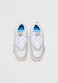 Sneakers sportivi con tomaia in rete bianca, accenti in suede grigio, fodera interna blu e logo rosso sulla linguetta. Suola in gomma.