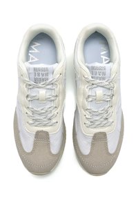 Sneaker bianche e grigio chiaro con tomaia in rete testurizzata, dettagli in suede e lacci grigi. Presentano la scritta "MARIA" stampata sulle sole interne.