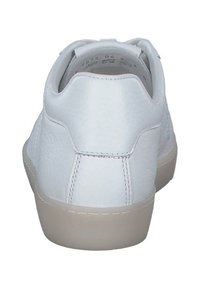 Basket en cuir blanc avec une texture lisse et des coutures discrètes. Présente une semelle en caoutchouc semi-translucide de couleur claire et un col rembourré.