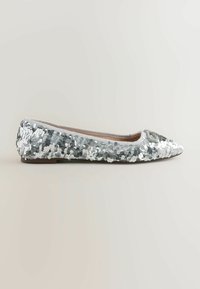 Ezüst flitteres balettcipő hegyes orral, sima belső béléssel és minimalista dizájnnal. Lapos talp enyhe csillogással.