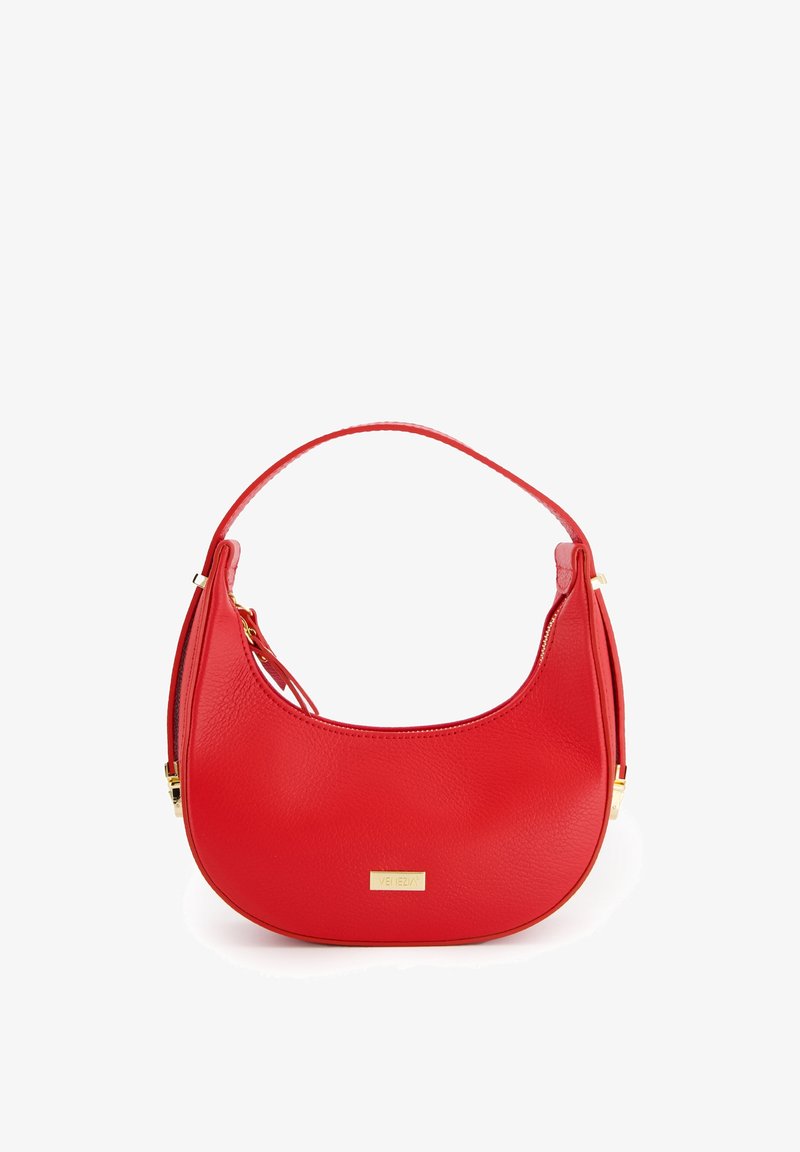 Sac à main demi-lune en cuir rouge avec une poignée unique sur le dessus, une fermeture éclair dorée et une petite plaque de marque dorée au centre à l'avant.