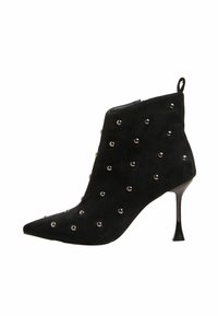 Stivaletto in suede nero con punta appuntita, tacco alto e sottile, e borchie argentate uniformemente distribuite sulla superficie.