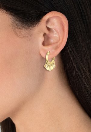 Les boucles d'oreilles en or en forme de cercle présentent un design incurvé avec cinq accents circulaires pendants en bas, finition texturée et polie.
