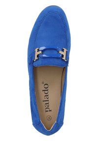 Mocasín de ante azul con un diseño elegante, que presenta un acento decorativo de hardware dorado y azul. El interior muestra el logo de la marca y la talla 37.