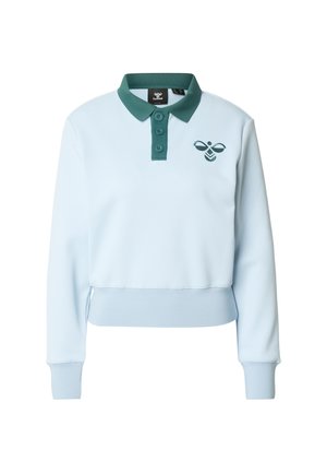 Lichtblauwe trui met lange mouwen, een groene kraag en drie knopen. Heeft een geborduurd bijenmotief op de linkerborst.