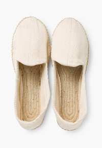 Witte canvas espadrilles met een visgraatstructuur, platte zool en geweven juten interieur. Ronde neus en instapontwerp. Casual schoeisel.