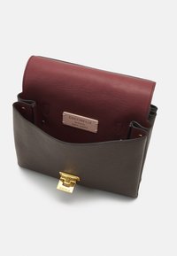 Coccinelle ARLETTIS SIGNATURE - Rokassoma - fondant brown