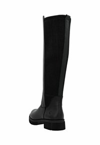Botas altas negras hasta la rodilla con un panel de tejido texturizado, detalles en cuero liso y un tacón cuadrado. Detalle del logo en el costado del tacón.