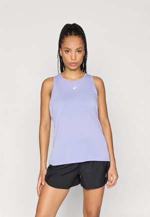 Top senza maniche di un leggero colore viola chiaro, con scollatura rotonda e dettaglio del logo, abbinato a pantaloni corti neri a righe. Tessuto dalla consistenza morbida e liscia.