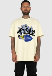 MJ Gonzales KISS X  - T-shirts print - softyellow