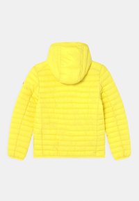 Gul pufjakke med hætte, der har et quiltet design, elastiske manchetter og en glat overflade. Ingen synlige logoer eller yderligere detaljer.
